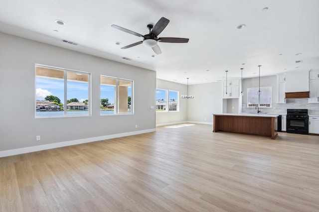 8385 Lake Shore Dr, Chowchilla, CA 93610 - unfurnished living room with a sink, a ceiling fan, light wood-style flooring, baseboards, and recessed lighting