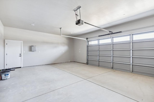 8385 Lake Shore Dr, Chowchilla, CA 93610 - garage with a garage door opener
