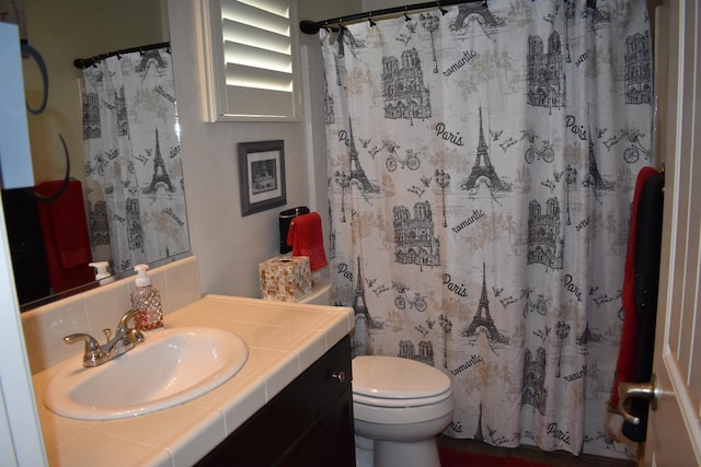 4058 Chessa Ln, Clovis, CA 93619 - bathroom featuring vanity, toilet, and a shower with shower curtain