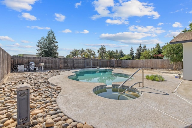513 Waldo, Exeter, CA 93221 - view of swimming pool with an in-ground hot tub, a patio area, and a fenced backyard