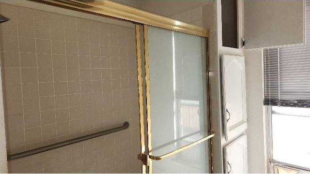 6377 N Genoa Ave, Fresno, CA 93722 - bathroom featuring a shower stall