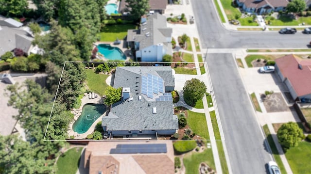 8814 N Spalding, Fresno, CA 93720 - aerial view of residential area featuring a pool and property parcel outlined