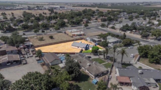 829 W Woodward Ave, Fresno, CA 93706 - aerial view of property and surrounding area featuring property boundaries highlighted