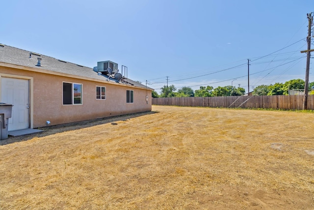 829 W Woodward Ave, Fresno, CA 93706 - view of yard with central air condition unit