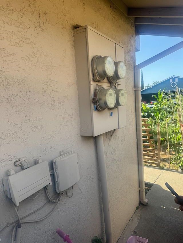 7121 Bobbie, Winton, CA 95388 - detailed view of stucco siding