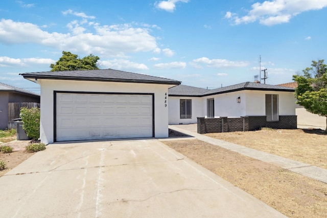 4489 N Chestnut Ave, Fresno, CA 93726 - ranch-style house featuring driveway, stucco siding, and a garage