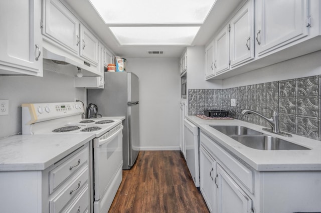 5965 E Shields Ave Unit 131, Fresno, CA 93727 - kitchen with white appliances, a sink, dark wood-type flooring, under cabinet range hood, and tasteful backsplash