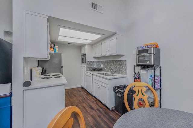 5965 E Shields Ave Unit 131, Fresno, CA 93727 - kitchen with a sink, stainless steel appliances, dark wood-style flooring, and light countertops
