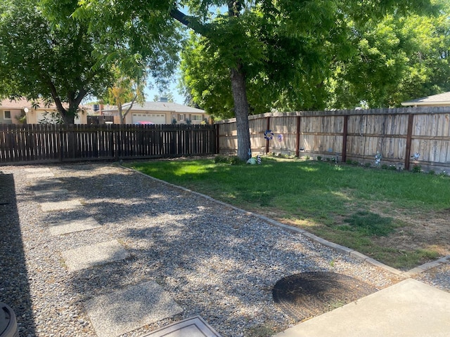 5815 E Lansing Way, Fresno, CA 93727 - view of yard