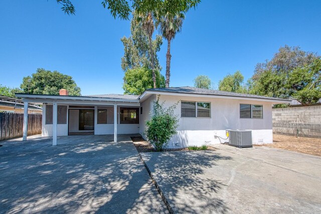 1448 N Helm Ave, Fresno, CA 93727 - ranch-style home with stucco siding, central AC unit, driveway, and a patio area