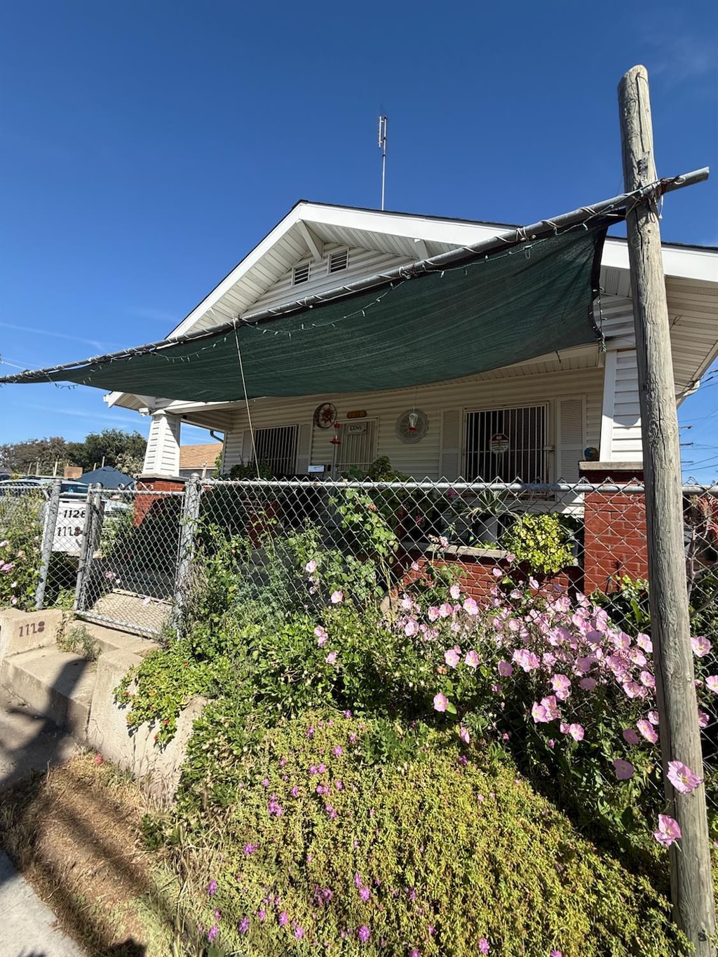 1128 Kern St, Fresno, CA 93706 - view of side of property