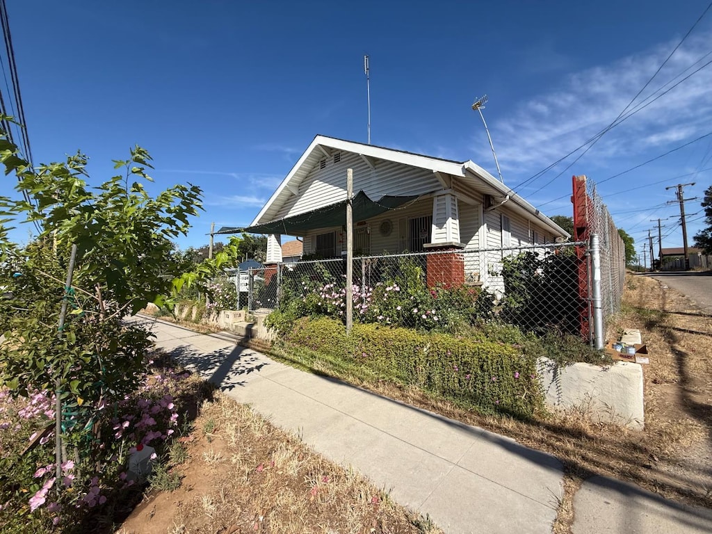1128 Kern St, Fresno, CA 93706 - view of front facade with covered porch