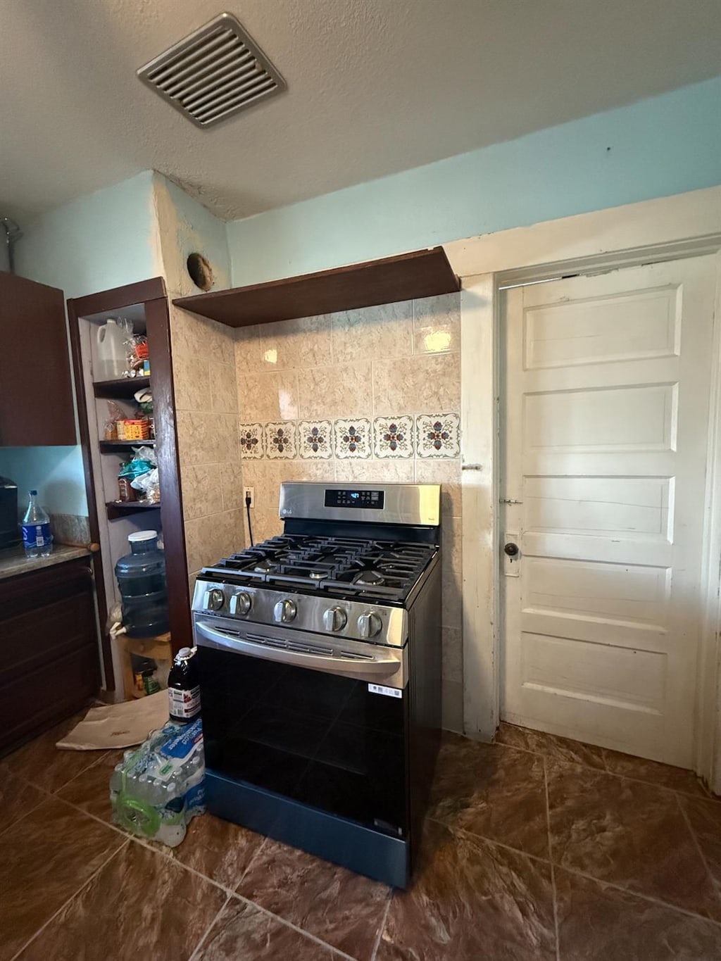 1128 Kern St, Fresno, CA 93706 - kitchen with gas stove and decorative backsplash