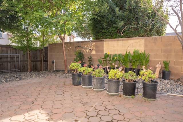 1850 N Dupree Ln, Clovis, CA 93619 - fenced backyard featuring a patio area