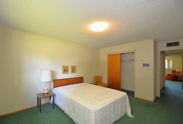1692 W Tenaya Way, Fresno, CA 93711 - bedroom featuring carpet flooring, a textured ceiling, a closet, and baseboards