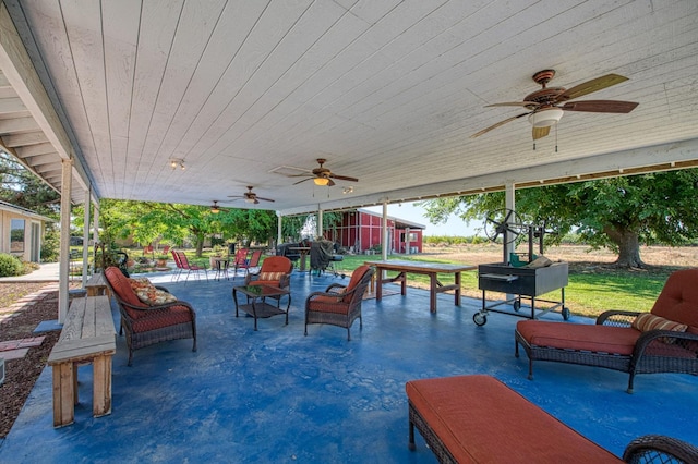 1183 E Dinuba Ave, Fresno, CA 93725 - view of patio / terrace with ceiling fan