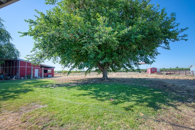 1183 E Dinuba Ave, Fresno, CA 93725 - view of yard with an outbuilding