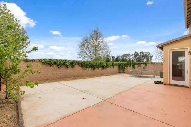 2830 Leanna Ave, Fresno, CA 93737 - fenced backyard with a trampoline and a patio area