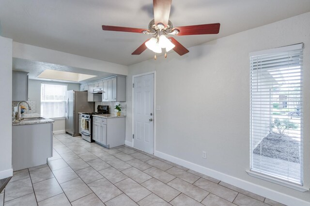 8259 N College Ave, Fresno, CA 93711 - kitchen with stainless steel appliances, a sink, decorative backsplash, ceiling fan, and under cabinet range hood