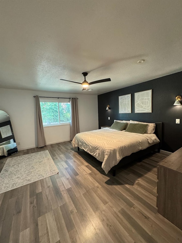 6762 N Knoll Ave, Fresno, CA 93711 - bedroom with wood finished floors, a textured ceiling, a ceiling fan, and baseboards