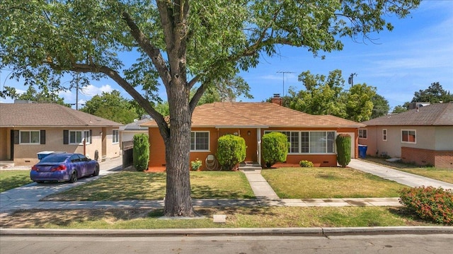 826 W Fedora Ave, Fresno, CA 93705 - ranch-style house featuring a front lawn, a chimney, and concrete driveway
