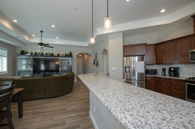 511 Timberline Way S, Madera, CA 93636 - kitchen featuring stainless steel appliances, arched walkways, ceiling fan, a tray ceiling, and ornamental molding