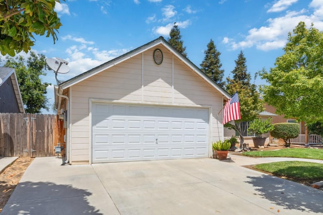 5860 W Menlo Ave, Fresno, CA 93722 - view of detached garage