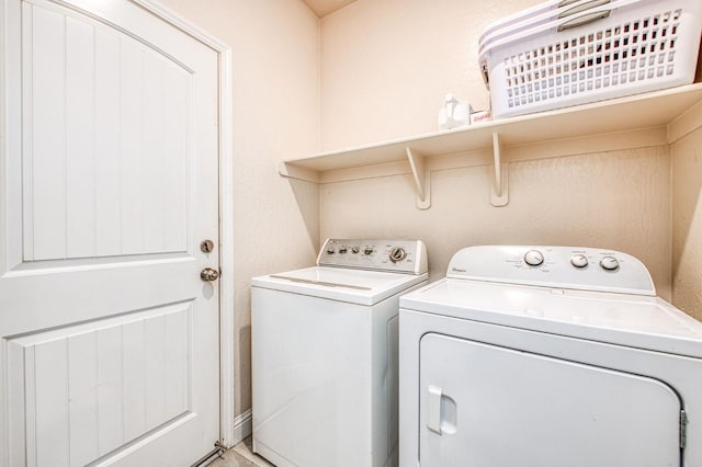 574 Expedition Way, Madera, CA 93636 - laundry area featuring washing machine and clothes dryer