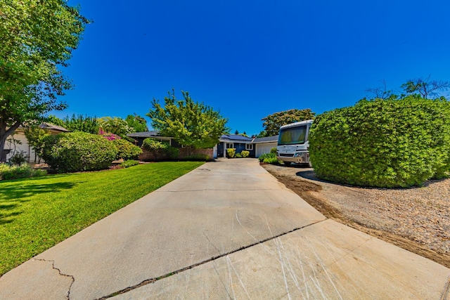 1096 Twain Ave W, Fresno, CA 93711 - view of front of property featuring driveway and a front lawn