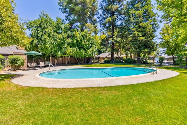 4633 N Glenn Ave, Fresno, CA 93704 - view of swimming pool