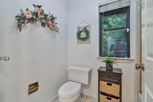 4633 N Glenn Ave, Fresno, CA 93704 - full bathroom featuring toilet, tile patterned flooring, and baseboards