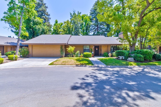 4633 N Glenn Ave, Fresno, CA 93704 - view of front of property featuring a garage and concrete driveway