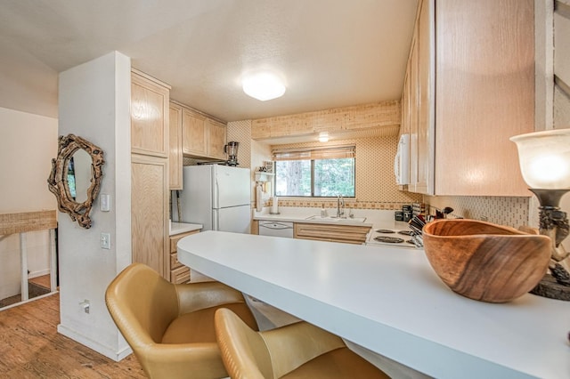 62681 Huntington Vista Ln # 111, Lakeshore, CA 93634 - kitchen with white appliances, a sink, light wood-style floors, a peninsula, and a kitchen breakfast bar
