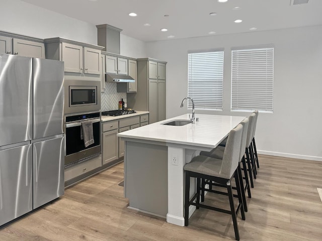 922 Winchell Way W, Madera, CA 93636 - kitchen featuring stainless steel appliances, a sink, gray cabinets, backsplash, and recessed lighting