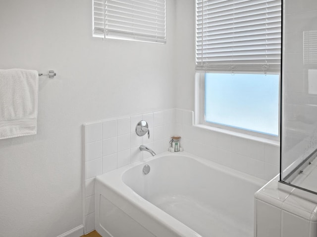 922 Winchell Way W, Madera, CA 93636 - bathroom featuring a bath