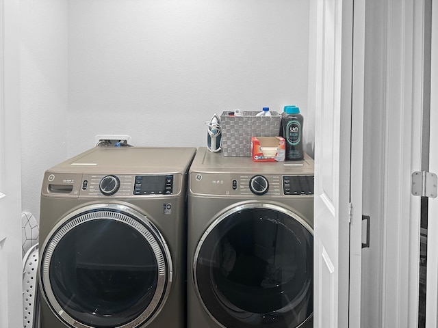 922 Winchell Way W, Madera, CA 93636 - laundry room featuring washing machine and clothes dryer