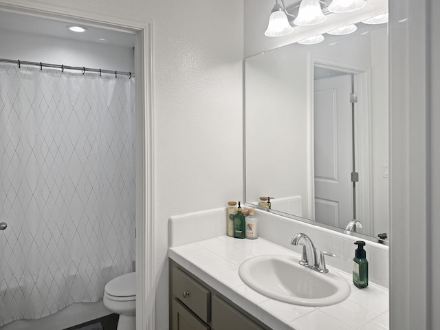 922 Winchell Way W, Madera, CA 93636 - full bath featuring vanity, toilet, and shower / bath combo with shower curtain