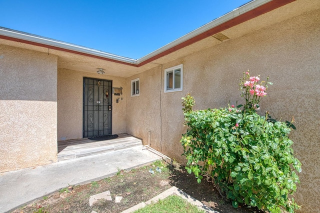 1431 N Willow Ave, Fresno, CA 93727 - property entrance with stucco siding