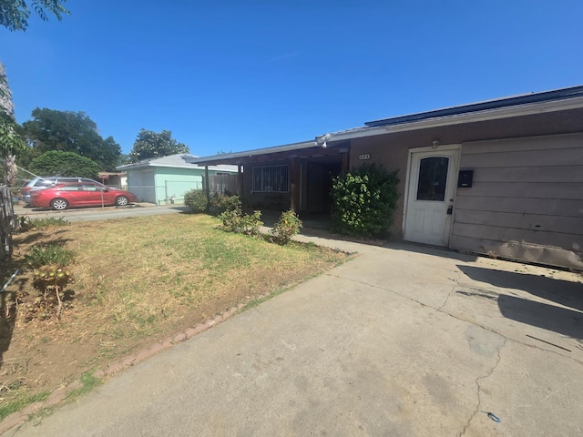 924 W Myers, Fresno, CA 93706 - view of front of property featuring a front yard