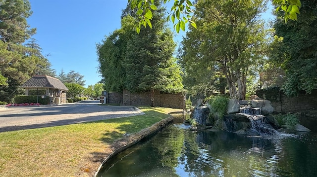 6772 N Wembley Dr, Fresno, CA 93711 - view of green lawn