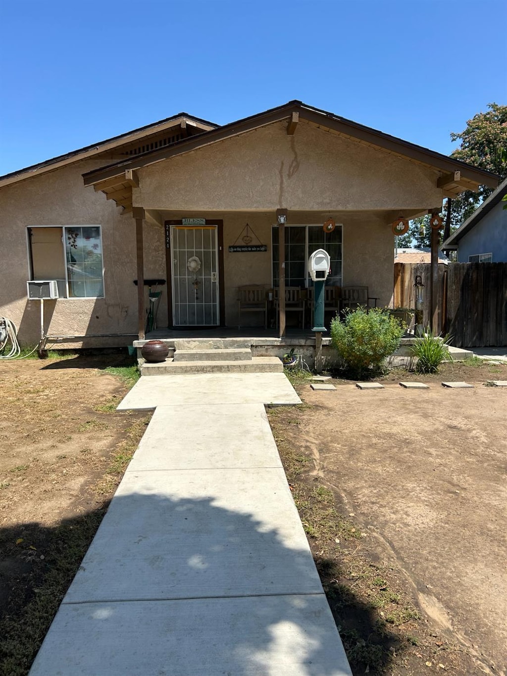 2121 E Hammond Ave, Fresno, CA 93703 - view of front facade featuring stucco siding and covered porch