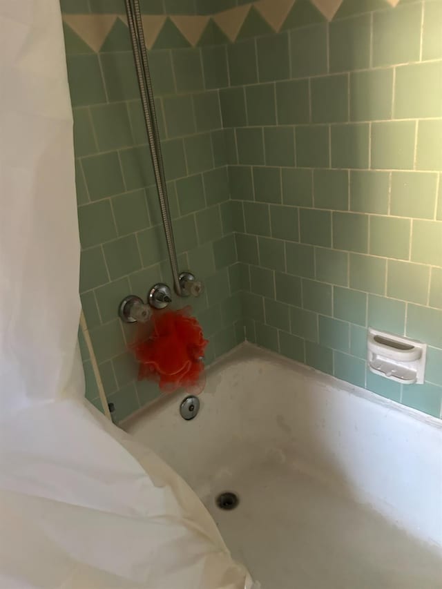 2121 E Hammond Ave, Fresno, CA 93703 - full bath featuring shower / bath combination