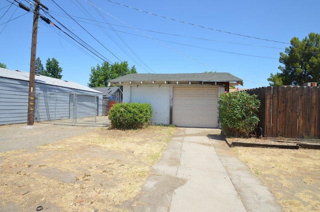 1605 N Arthur Ave, Fresno, CA 93705 - detached garage with driveway