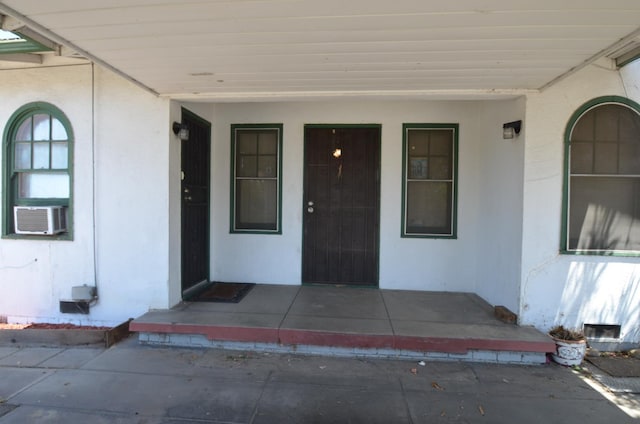 1605 N Arthur Ave, Fresno, CA 93705 - entrance to property featuring cooling unit, stucco siding, and a porch