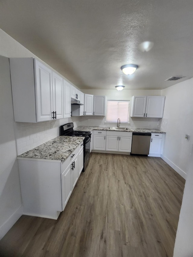 4754 E Andrews Ave, Fresno, CA 93726 - kitchen featuring range with gas stovetop, stainless steel dishwasher, a sink, baseboards, and light wood-type flooring