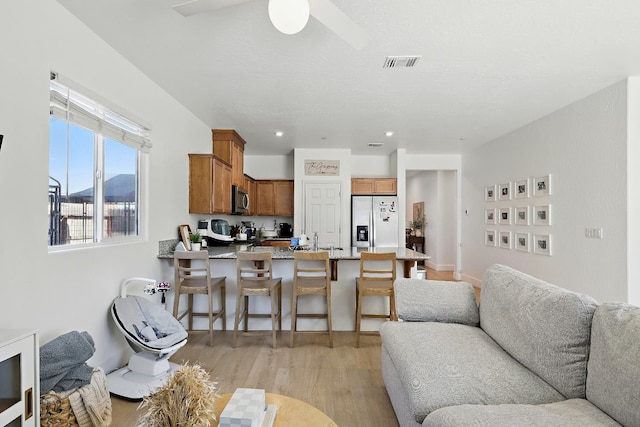 1985 Alma Ct, Chowchilla, CA 93610 - living area featuring light wood-type flooring, a ceiling fan, and recessed lighting