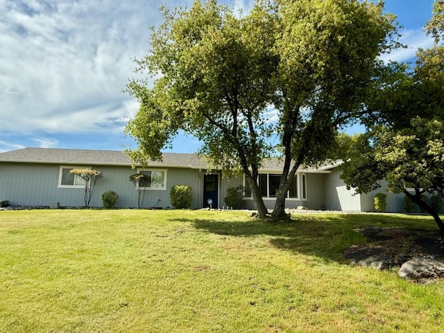 31117 Longview Ln E, Coarsegold, CA 93614 - ranch-style house with a front yard