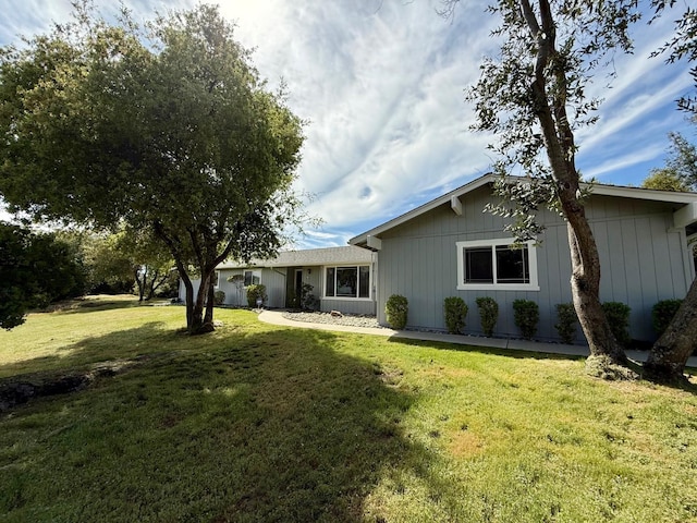 31117 Longview Ln E, Coarsegold, CA 93614 - rear view of property with a lawn