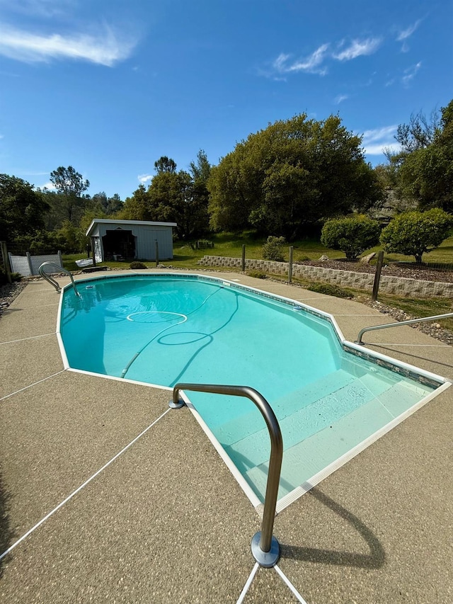 31117 Longview Ln E, Coarsegold, CA 93614 - outdoor pool featuring view of wooded area