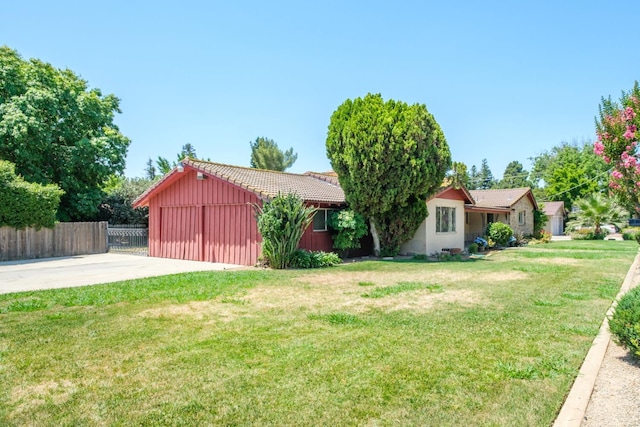 1438 E Rialto Ave, Fresno, CA 93704 - view of yard featuring a garage